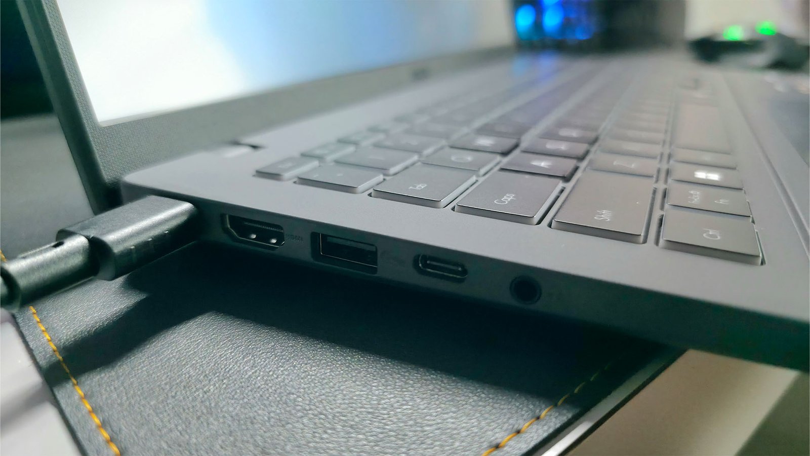 ASUS V16 V3607V Ports