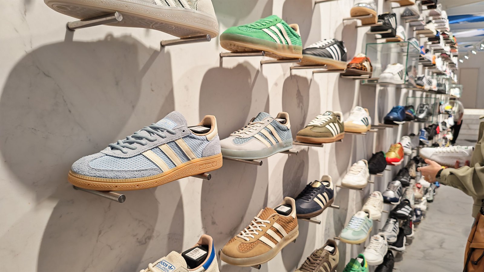HONOR Magic V5 City Shots Adidas